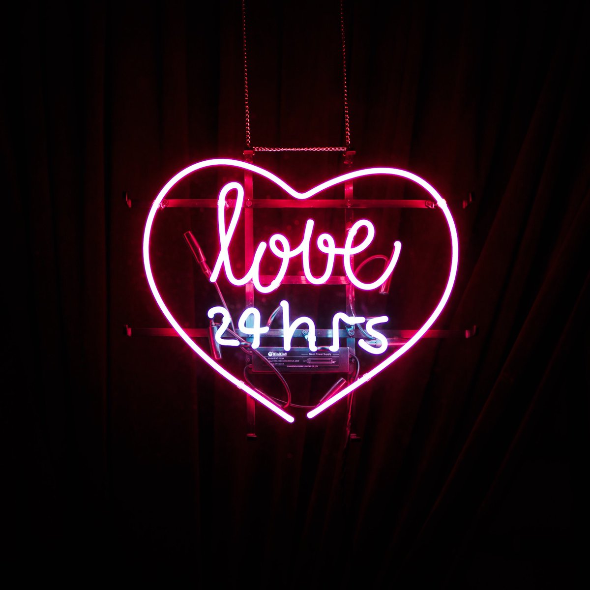 Las cosas más importantes de la vida no tienen horarios. #LiveTheNow #neón #love