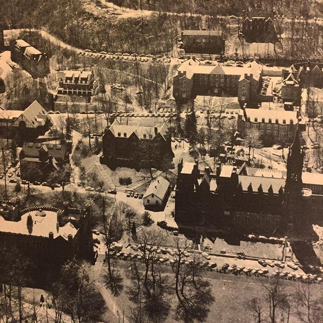 LehighSpecColl's tweet photo. Early 1960s. There’s a barrack between Packer Hall and Drown Memorial Hall and plenty of parking on the Library Drive! #lehighuniversity #lehigh #packerhall #drownhall #barracks #library #parking https://t.co/kA3M3PETXp https://t.co/ip3LK0OFtr