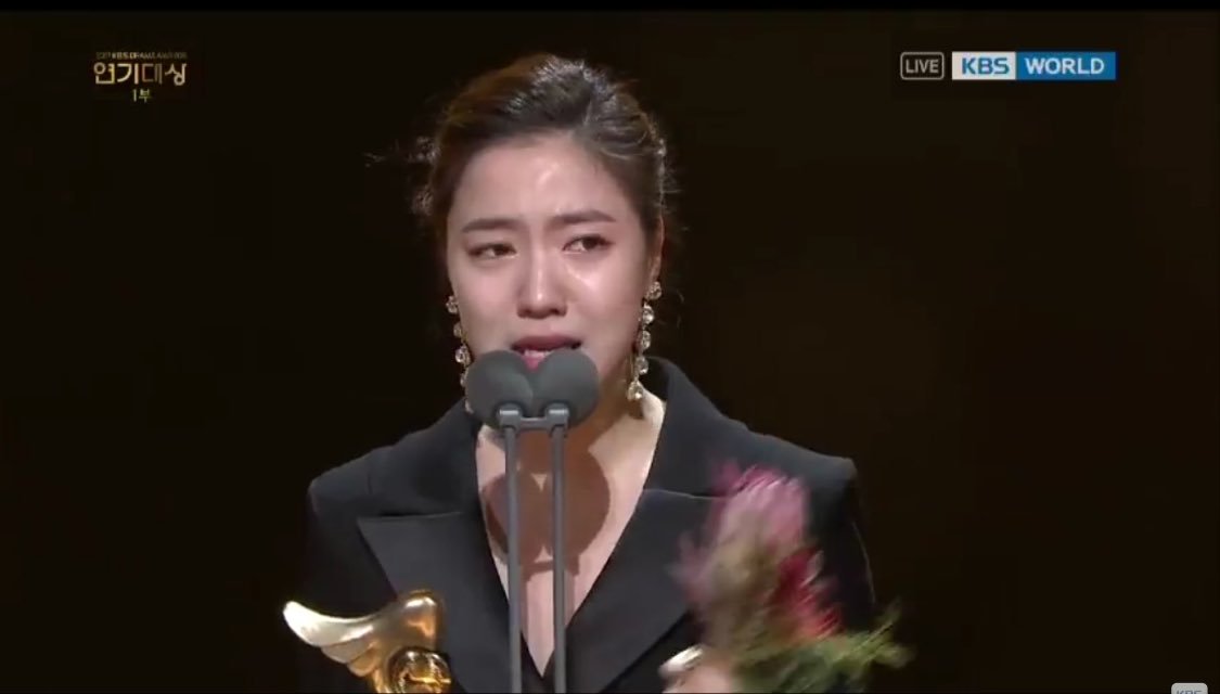 fxxlophen's tweet photo. Ryu hwayoung doesn't have such power to plays with media that times but her ex company can do that 
Ryu's was fighting alone but her ex company fight as hard as they can bringin' ex stylist, ex staff, ex manager https://t.co/qmyP2i0ezY