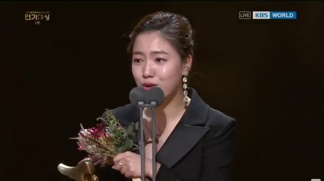 fxxlophen's tweet photo. Ryu hwayoung doesn't have such power to plays with media that times but her ex company can do that 
Ryu's was fighting alone but her ex company fight as hard as they can bringin' ex stylist, ex staff, ex manager https://t.co/qmyP2i0ezY