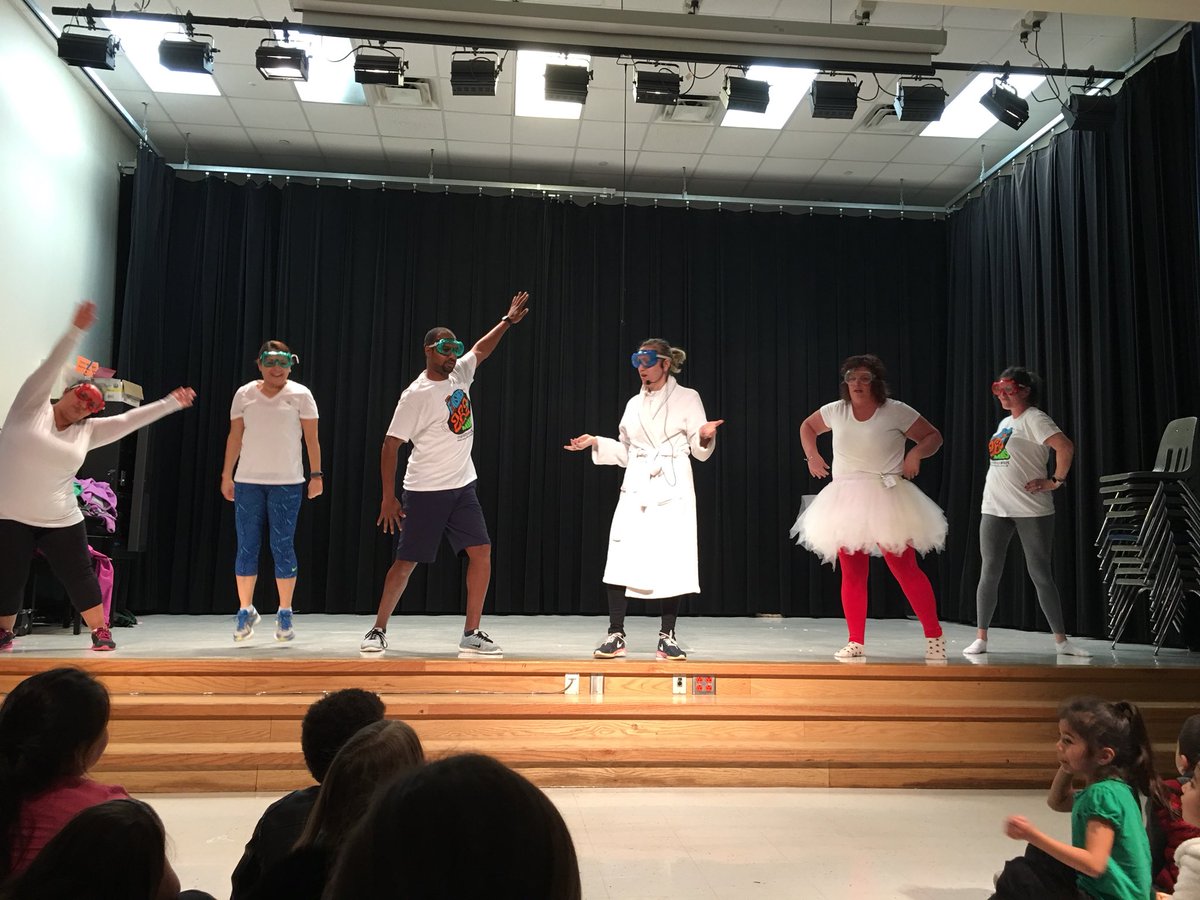 barron_bigcats's tweet photo. Color Run assembly! #BarronWorldFamous https://t.co/dG7McbEz5I