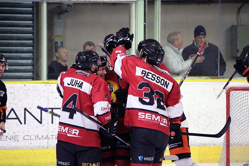 PionniersHockey's tweet photo. [#CHEEPI] | Fin du 1er tiers | Les deux équipes sont au coude à coude, un but partout après vingt minutes de jeu. But chamoniard marqué par Joakim Erdugan ! #SLMHockey #GoPionniers https://t.co/TCfigCnWgB