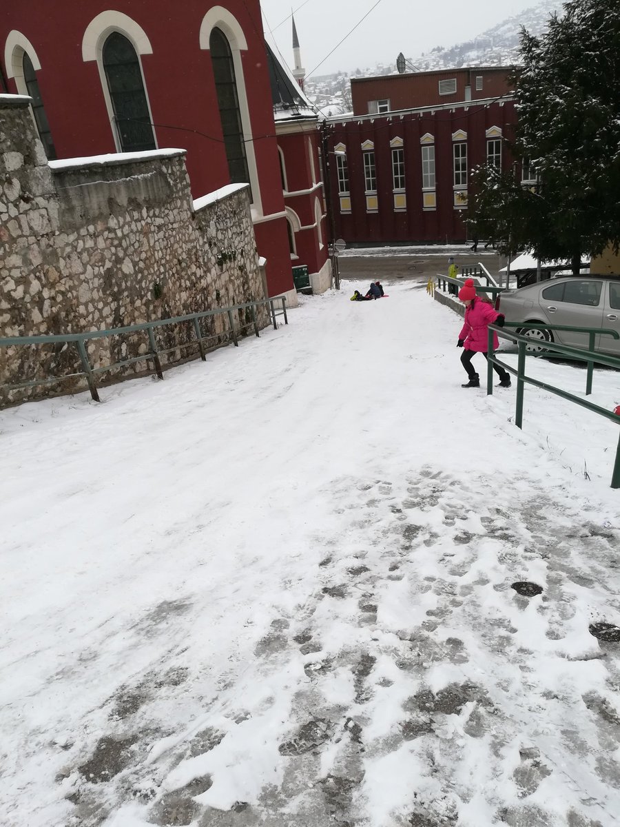 MalikSarajevo's tweet photo. Rijedak primjer ispravne upotrebe snijega od strane mlađih primjeraka skupine homomahalus
#Bistrik #MemliSide :D https://t.co/8lsgTec9AX