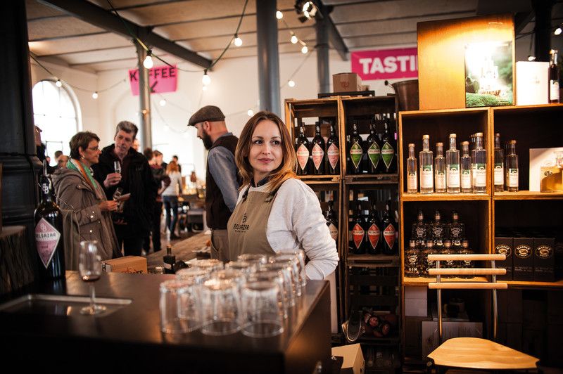DestilleBerlin's tweet photo. DIE LISTE VON AUSTELLERN IST ONLINE ! OB SIE AMATEURE ODER PROFIS SIND, BEREITEN SIE EINFACH IHREN BESUCH VOR https://t.co/fQBHNkDpg7 @DESTILLEBERLIN #DESTILLEBERLIN2018 https://t.co/zwZdDvgnWs