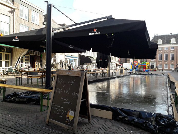 IJsbaan (voor kinderen) in Tiel vanaf morgen, woensdag 28 februari, OPEN! Vandaag bleek het ijs nog niet dik genoeg, maar morgen gaat het baantje open op Het Plein. #Springkussen #koekenzopie. uitintiel.nl/tiel-eigen-ijs…