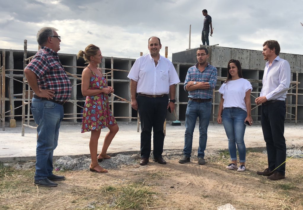 felicityenlaweb's tweet photo. Hoy en #Pehuajo recorrimos junto al Diputado Provincial @mavivani y los concejales @MSantilo y @MaraCruzFerri1 la construcción de 312 nichos en el cementerio, obra que se financia con el #FIM2017 @BAProvincia #CambiandoJuntos nuestros municipios https://t.co/ICOuZsjUJ0