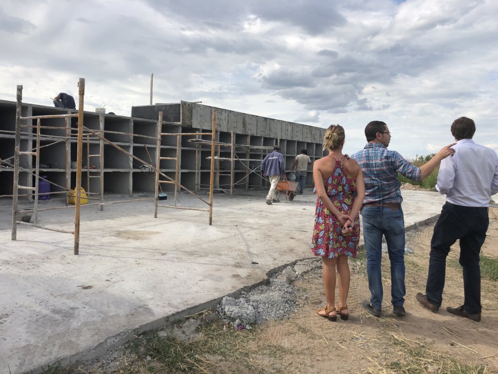 felicityenlaweb's tweet photo. Hoy en #Pehuajo recorrimos junto al Diputado Provincial @mavivani y los concejales @MSantilo y @MaraCruzFerri1 la construcción de 312 nichos en el cementerio, obra que se financia con el #FIM2017 @BAProvincia #CambiandoJuntos nuestros municipios https://t.co/ICOuZsjUJ0