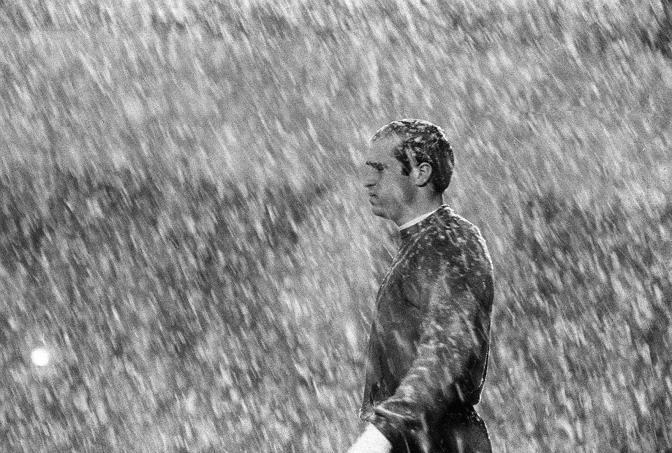 framis74's tweet photo. When men were men! #SheffieldWednesday keeper #PeterSpringett stands in his penalty area as the snow falls down in match v. #Arsenal @swfc https://t.co/HjCw04uuVI