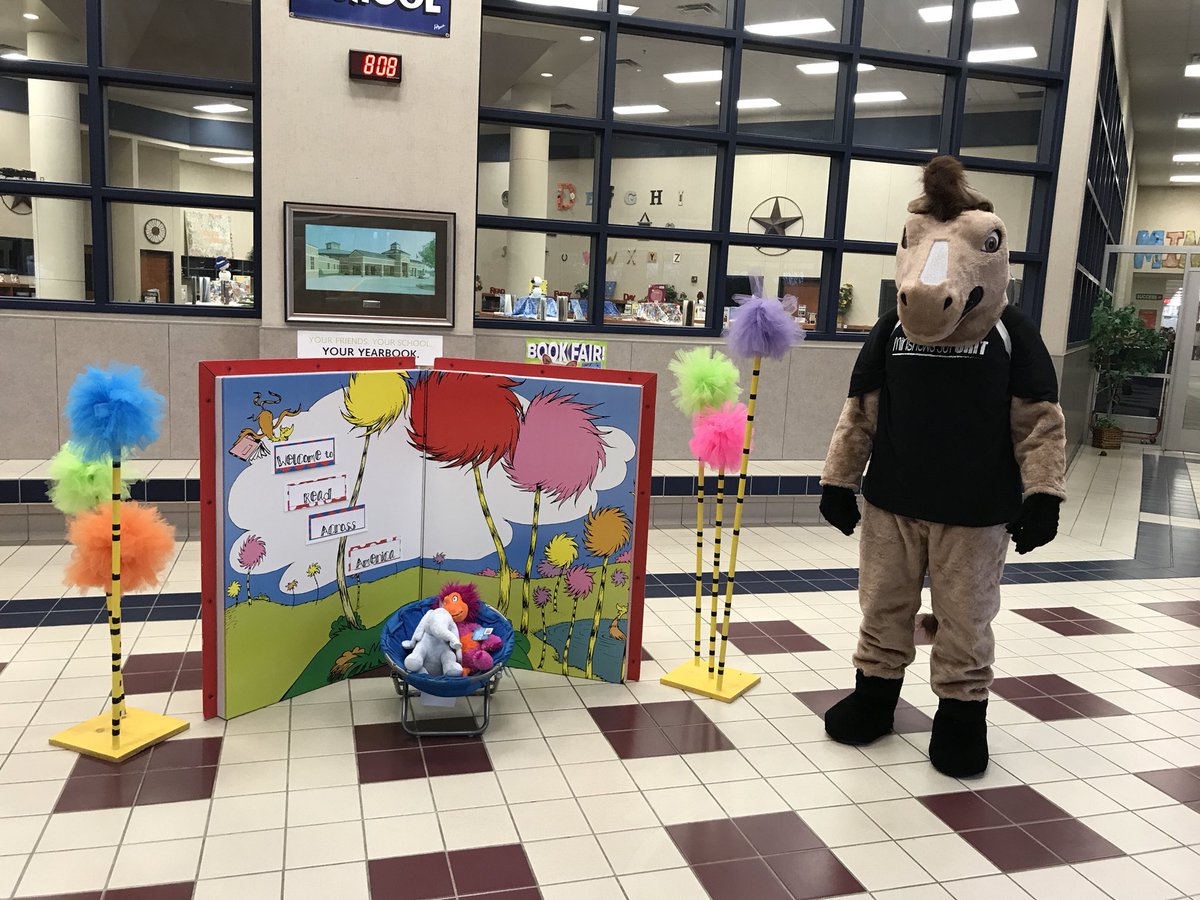 Mandy_Bourland's tweet photo. Read Across America Day brought lots of special visitors to #MinshewGRIT today!  @SBWoodard1 #MyMISD @moody https://t.co/iCNxoNYBkI