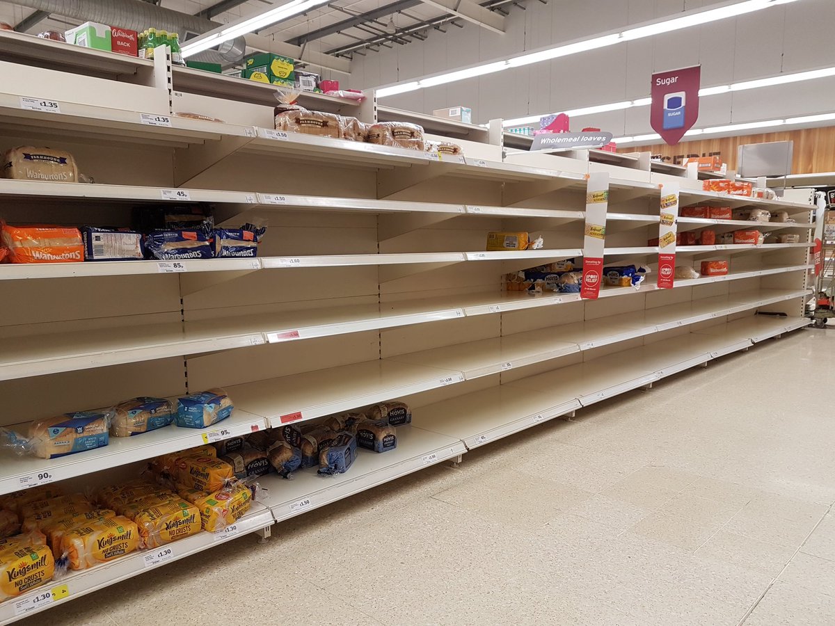 leafyfififoo's tweet photo. Even when people are panic buying, you can't get rid of that "best of both" muck #omgsnow https://t.co/8J1vaTg7yz