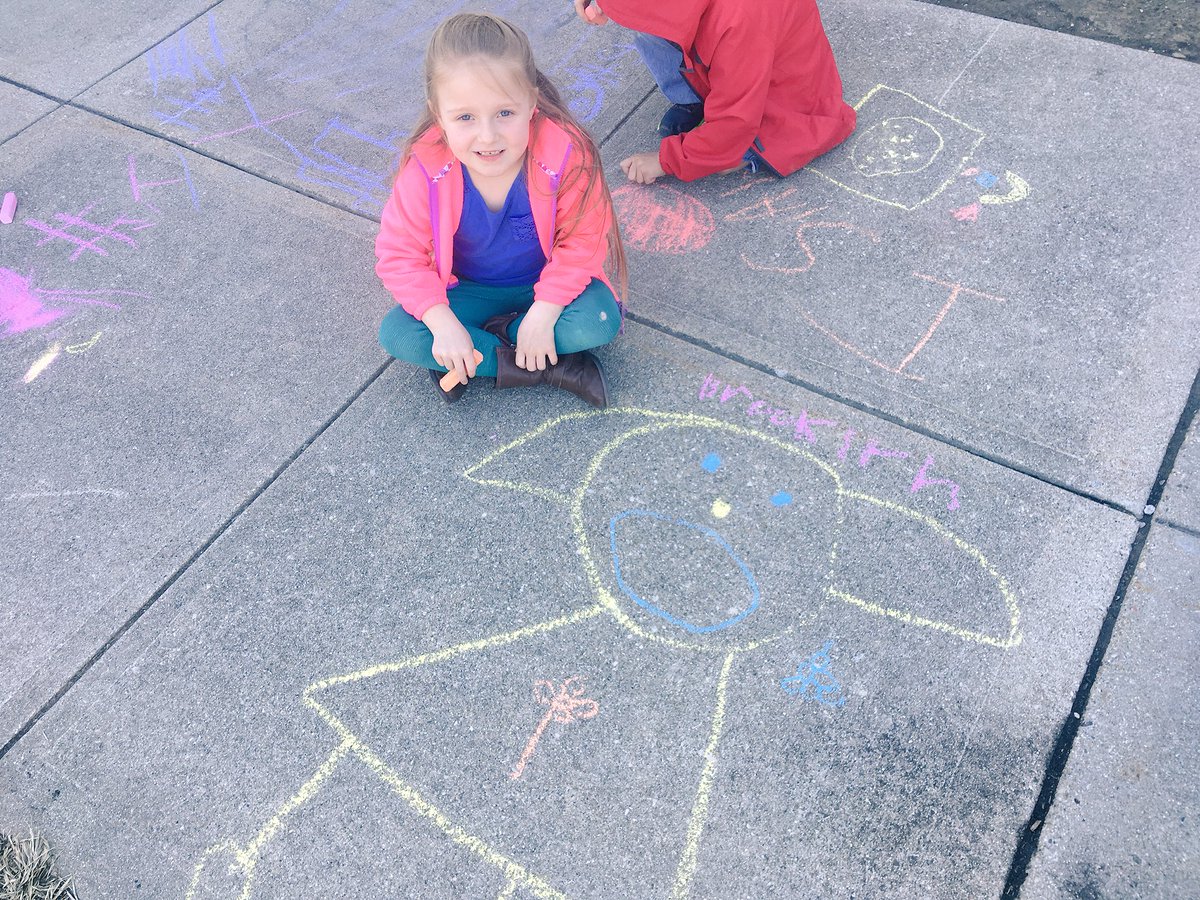 GabriellePurdy1's tweet photo. What a perfect day to go outside and play with chalk. These kiddos are artists! #DecaturProud #LibertyHawks @indyprincipal https://t.co/enVhMQZO8F