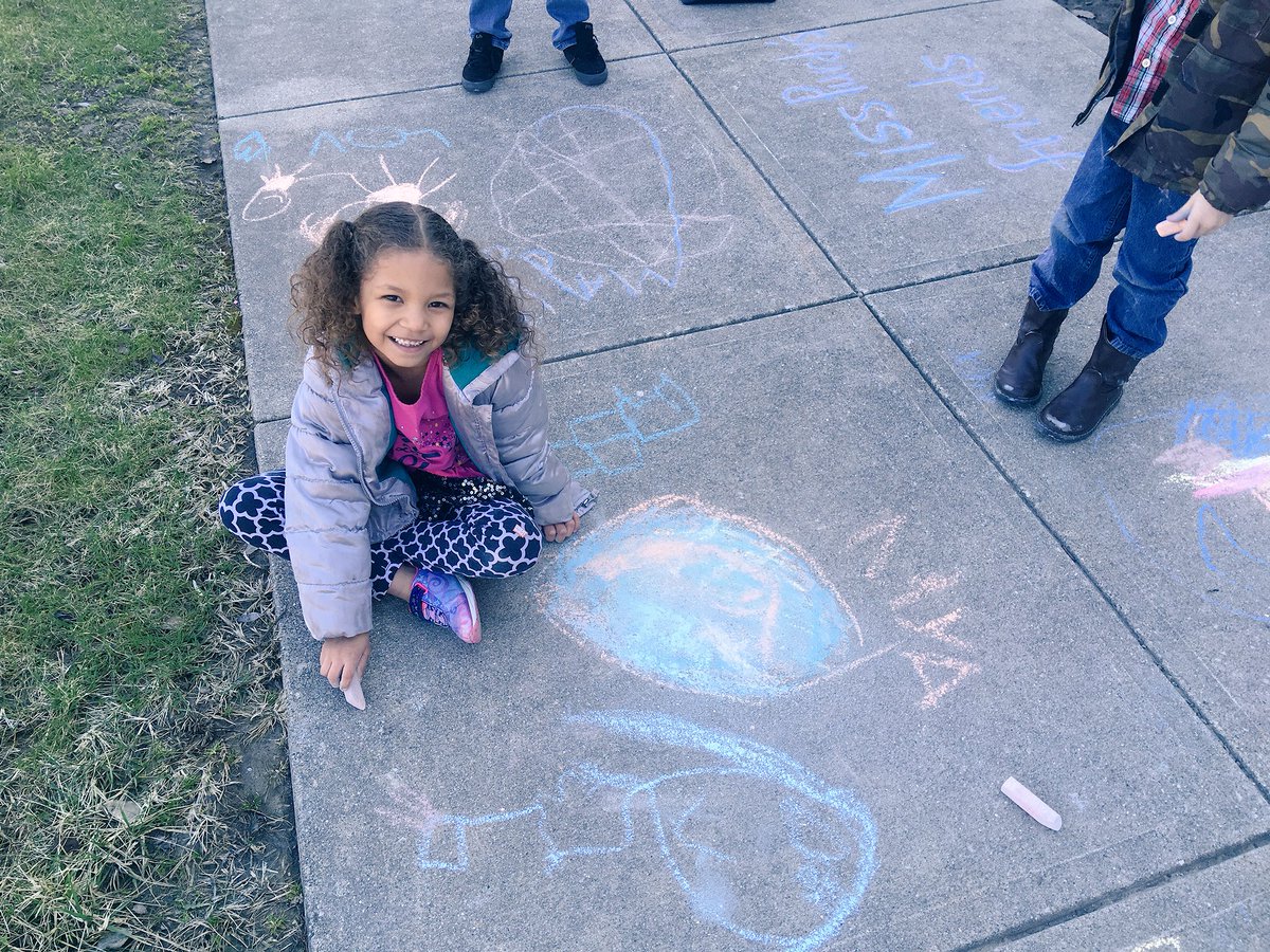 GabriellePurdy1's tweet photo. What a perfect day to go outside and play with chalk. These kiddos are artists! #DecaturProud #LibertyHawks @indyprincipal https://t.co/enVhMQZO8F