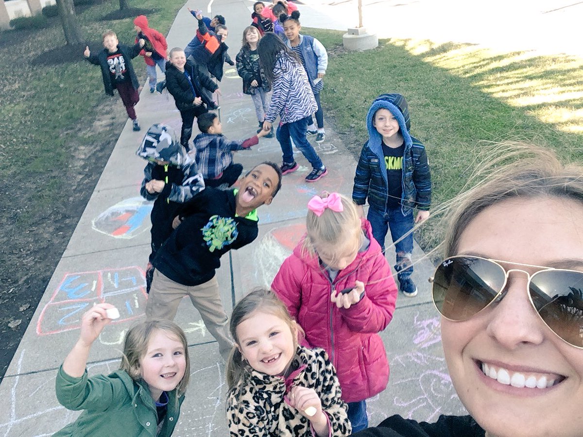 GabriellePurdy1's tweet photo. What a perfect day to go outside and play with chalk. These kiddos are artists! #DecaturProud #LibertyHawks @indyprincipal https://t.co/enVhMQZO8F