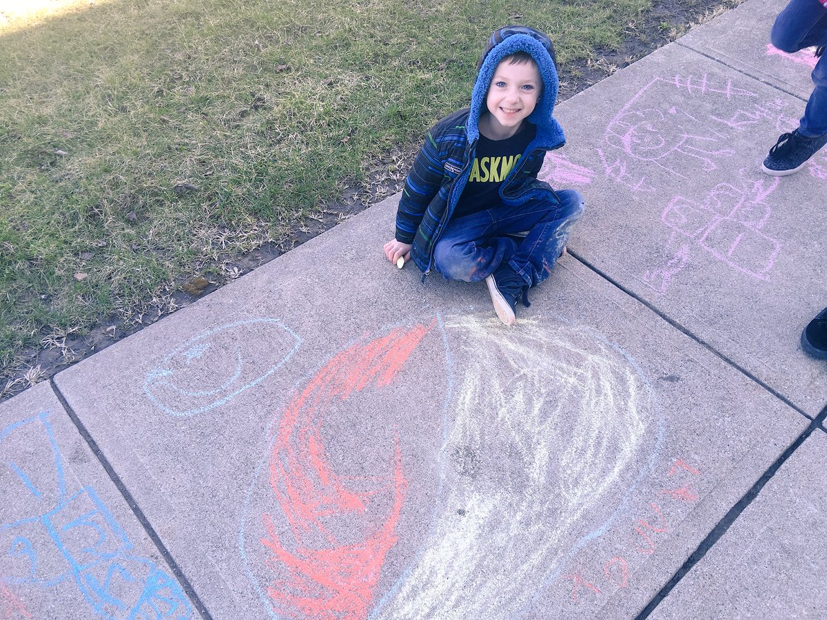 GabriellePurdy1's tweet photo. What a perfect day to go outside and play with chalk. These kiddos are artists! #DecaturProud #LibertyHawks @indyprincipal https://t.co/enVhMQZO8F