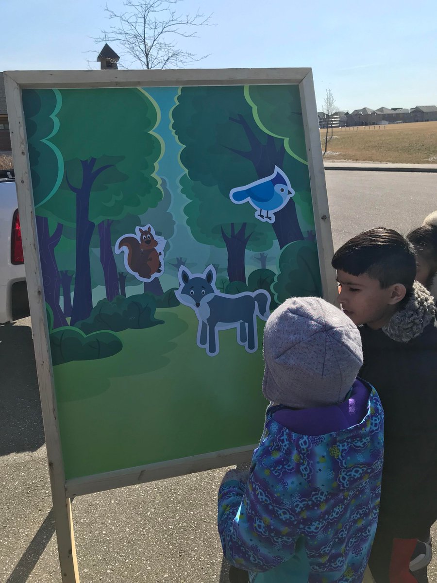 CityBrampton's tweet image. #TodayInBrampton - With assistance from the leadership class at Louise Arbour Secondary School, City staff were at Batsman Woodlot helping students from Springdale Public School learn about trees, along with the animals and insects that use our parks as habitats. #MachineDemo