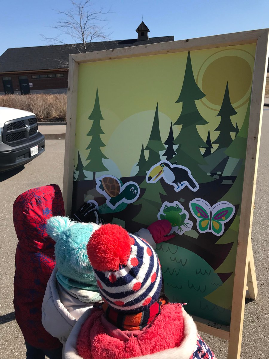 CityBrampton's tweet image. #TodayInBrampton - With assistance from the leadership class at Louise Arbour Secondary School, City staff were at Batsman Woodlot helping students from Springdale Public School learn about trees, along with the animals and insects that use our parks as habitats. #MachineDemo