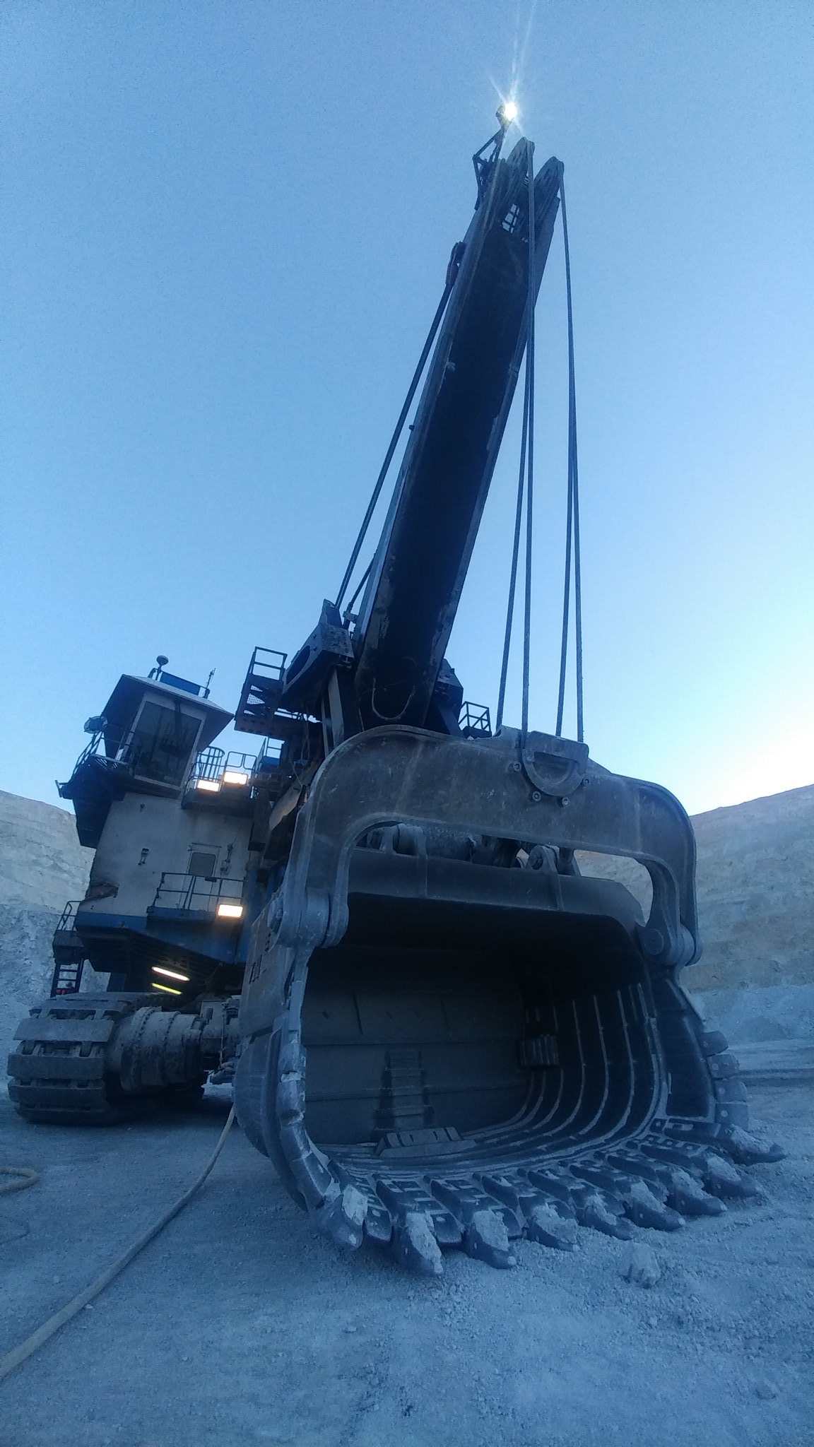 Trodat76 على تويتر Despidiendo La Tarde En Faena Con La Pala Electrica P H 4100 Xpc Y Camiones Caterpillar 797f Komatzu 960e Antofagasta T Co C9lwhcn4iq