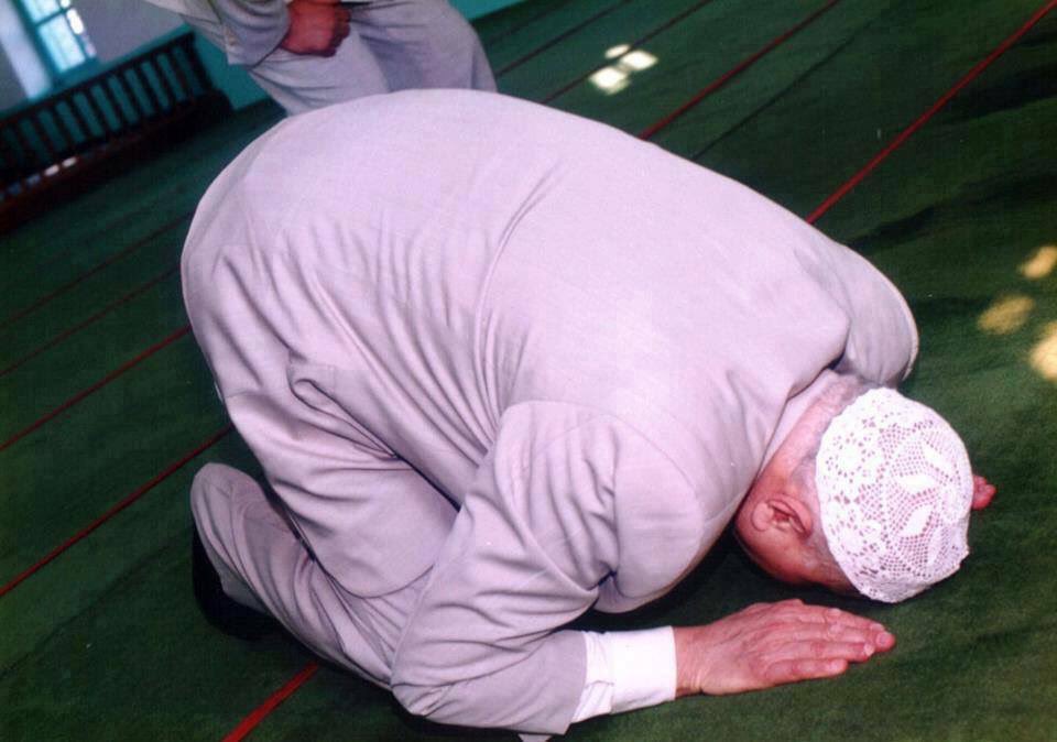 Yüz yılın onurlu konuşmalarını yapan, yanından ayırmadığı takkesi ve tesbihiyle bize Ahiret için yaşadığımızı hatırlatan, 
son nefesine kadar cihad meydanından çekilmeyen, Müslümanlara, ‘Bana ne Amerika’dan’, demeyi öğreten 
Erbakan Hocam!
Selam sana,rahmet sana
Ruhuna El-Fatiha