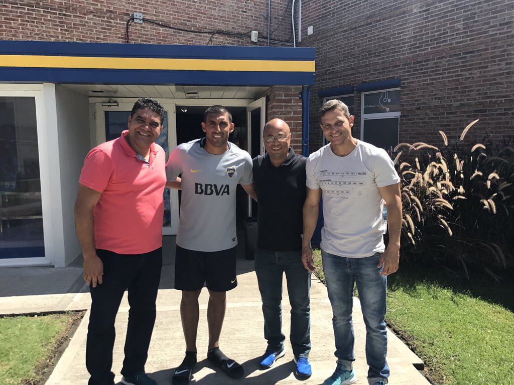 Eu, Dudu e Robertinho, fomos recebidos por Ramom Abila, no centro de treinamento do Boca. Visitamos o Labombonera e a nova academia dos argentinos.