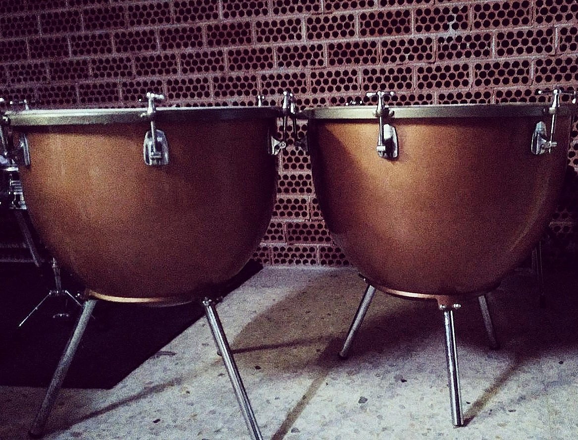 Tras meses de esfuerzo económico ya tenemos nuestros Timbales propios @PremierDrumCo en nuestra sede. Otro gran paso para la banda que sigue creciendo poco a poco.#sonaalacant #timbales #timpani #premierdrums #england #spain #music #musica #followme #follow #drums