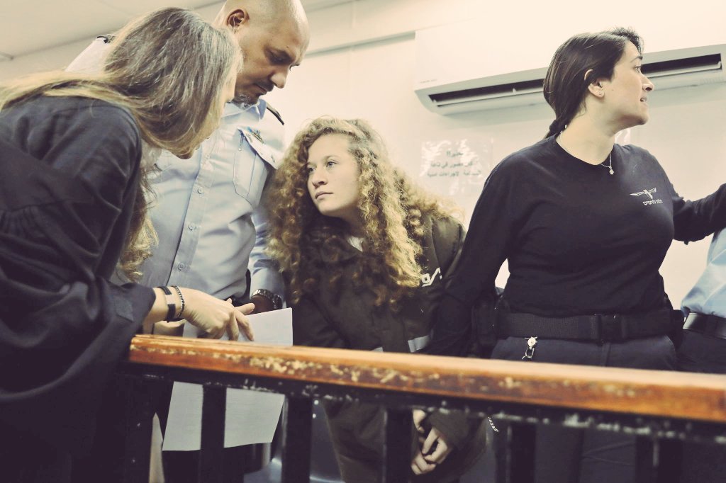 #بيان_عاجل نتقدم بهذا البيان الي جميع المنظمات الدولية الأنسانية منها والسياسية الأوربية والعربية أنقذوا #عهد_التميمي فأن كل ما يصل الينا من أخبار يؤكد أن عهد في خطر كبير ونحمل الأحتلال الصهيوني مسؤلية سلامة عهد ونعتبر #رتويت_للتغريدة من كل حر هو مطلب الزامي للعالم لحماية عهد