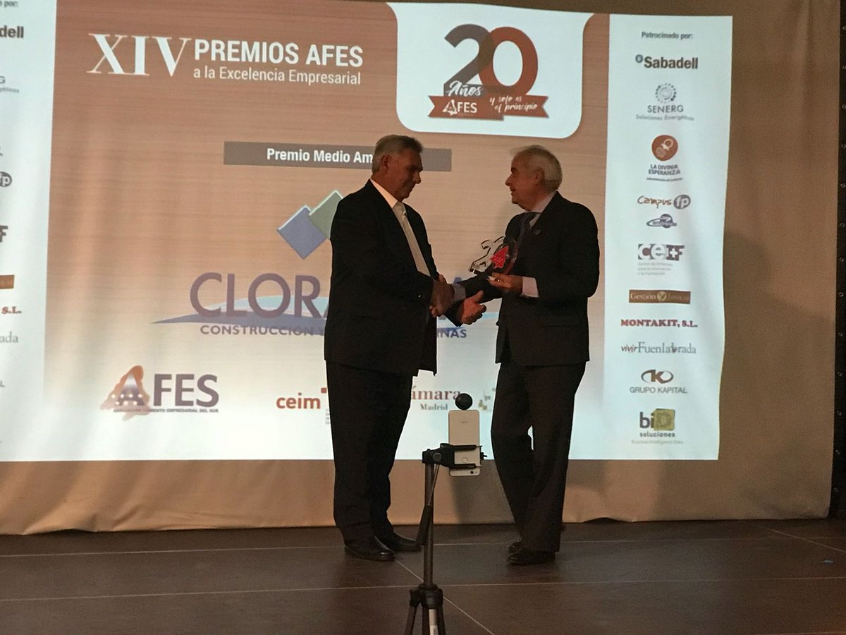Arroyomolinos's tweet photo. Nuestros empresarios continúan dando prestigio a #Arroyomolinos Hoy en los #PremiosAFES de @AFESempresas la empresa Cloragua ha sido galardonada con el Premio AFES Medio Ambiente. Lo ha entregado el Alcalde de Arroyomolinos,Carlos Ruipérez a Luis Miguel Agüero @PiscinaAguaclor https://t.co/nu241oEKwQ