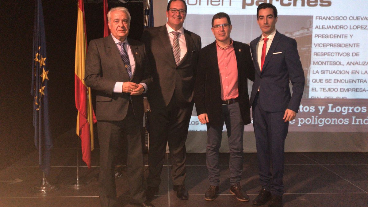Arroyomolinos's tweet photo. Nuestros empresarios continúan dando prestigio a #Arroyomolinos Hoy en los #PremiosAFES de @AFESempresas la empresa Cloragua ha sido galardonada con el Premio AFES Medio Ambiente. Lo ha entregado el Alcalde de Arroyomolinos,Carlos Ruipérez a Luis Miguel Agüero @PiscinaAguaclor https://t.co/nu241oEKwQ