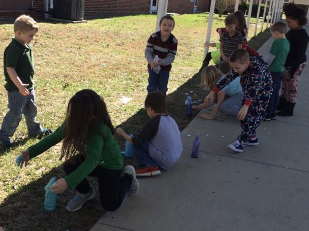 loriwarren74's tweet photo. Mrs. Warren’s class making elephant toothpaste for Dr. Seuss week. @eceswarriors @coffeecoschools https://t.co/Ebd9QHgOfX