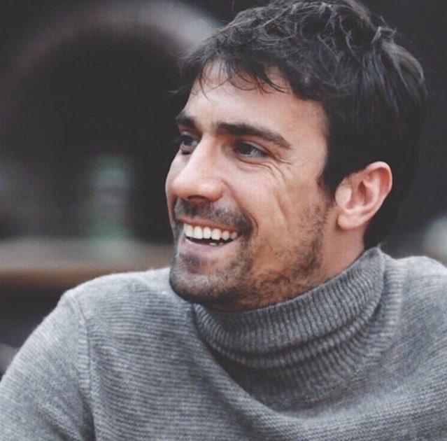 anesaibo's tweet photo. Yolumuz elbet bir gun kesisecek
Belki Bir çay icimlik 
Belki bir an göz göze gelmelik
Ölümsüzleştirmek icin bir fotoğraf cekimlik belki 
Ama o yol bir gün ke si şe cekkk 😢😙❤❤💙💙 @ibrahimcelkkl #SiyahBeyazAşk #AsFer #BirceAkalay #İbrahimÇelikkol https://t.co/369dR1yfJv