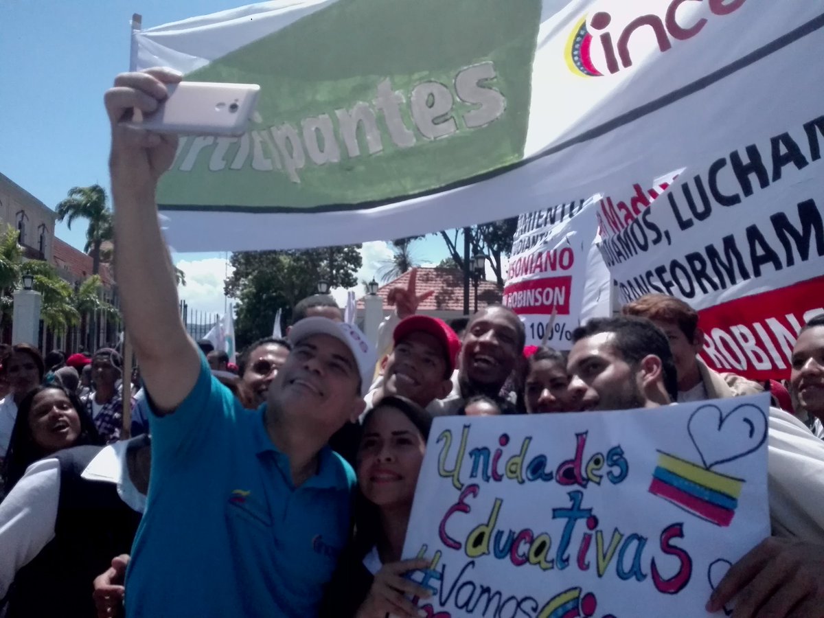 WuikelmanAngelP's tweet photo. Llena de energía compartir con la muchachada del Inces; jóvenes conscientes, optimistas y visionarios. Cada vez más seguro de que #JuntosTodoEsPosible ¡Infinitas gracias! @NicolasMaduro https://t.co/grnol0TOhu