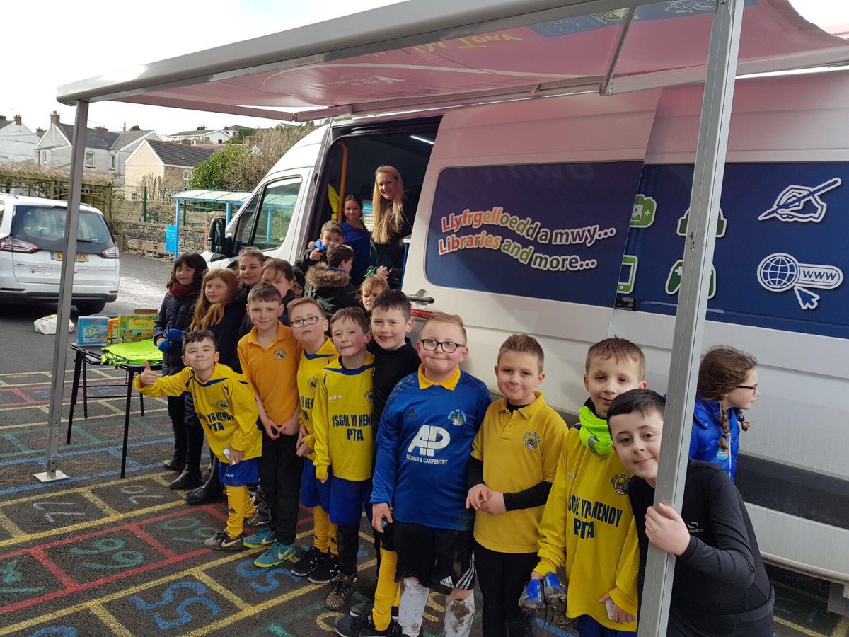 YsgolyrHendy's tweet photo. Plant yr Iau yn mwynhau benthyg llyfrau o’r llyfrgell prynhawn ‘ma! Diolch fil i @CarmsCouncil am ddarparu gwasanaeth mor arbennig! https://t.co/e8t0FISSjq