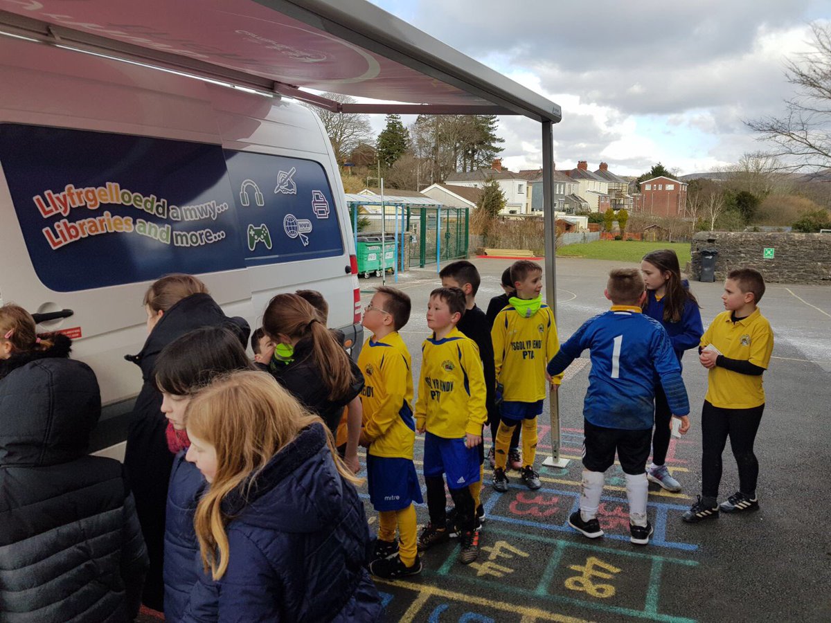 YsgolyrHendy's tweet photo. Plant yr Iau yn mwynhau benthyg llyfrau o’r llyfrgell prynhawn ‘ma! Diolch fil i @CarmsCouncil am ddarparu gwasanaeth mor arbennig! https://t.co/e8t0FISSjq