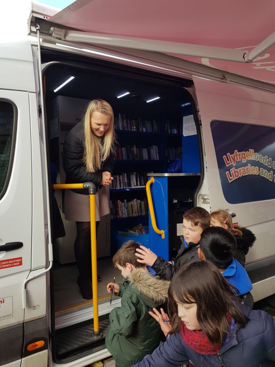 YsgolyrHendy's tweet photo. Plant yr Iau yn mwynhau benthyg llyfrau o’r llyfrgell prynhawn ‘ma! Diolch fil i @CarmsCouncil am ddarparu gwasanaeth mor arbennig! https://t.co/e8t0FISSjq