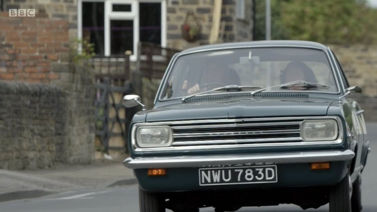 AuntiePegg's tweet image. My grandad had a Viva with a valour roof 😂  #BackinTimeforTea