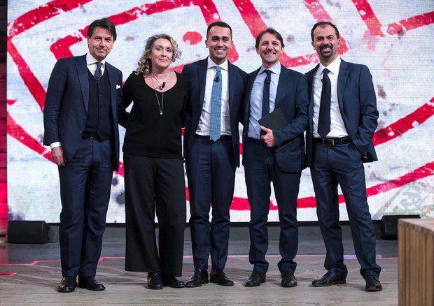 allenatorebis's tweet photo. #PartecipaScegliCambia 
#DiMartedi #LuigiDiMaio, 
Presentera i Primi Ministri del futuro governo #M5S 
#GiuseppeConte (Pubblica amministrazione, deburocratizzazione e meritocrazia) #AlessandraPesce (Agricoltura), #LorenzoFioramonti (Sviluppo Economico) e #PasqualeTridico (Lavoro) https://t.co/q1UIzaEOgE