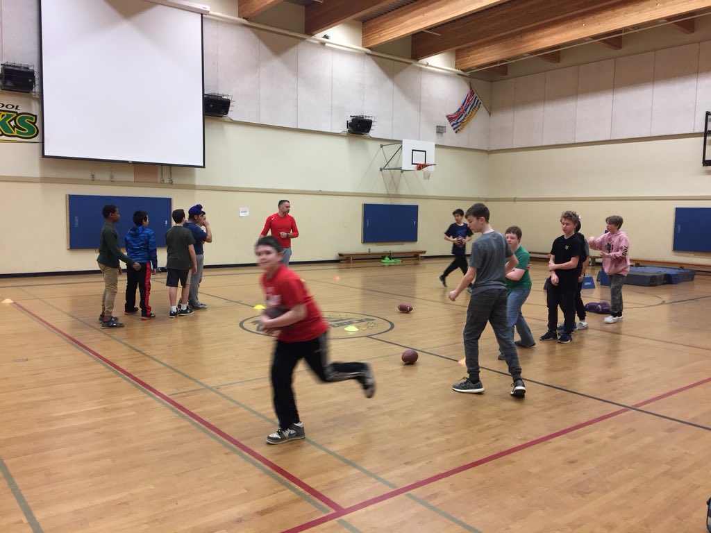 GMSMavericks's tweet photo. Thank you @SpectrumThunder football!! Running training sessions for Glanford students in our gym has left a smile on kids faces!! What a great partnership!! https://t.co/BRtPD2EZtT