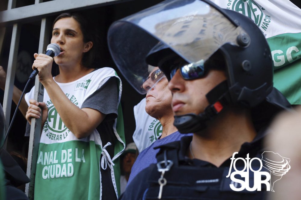 FotoSur_Agencia's tweet photo. #HOY La policía amenazó con desalojar una protesta pacífica en Hacienda  Nota completa: https://t.co/i4klyk0AaK https://t.co/0SpVplBMkU