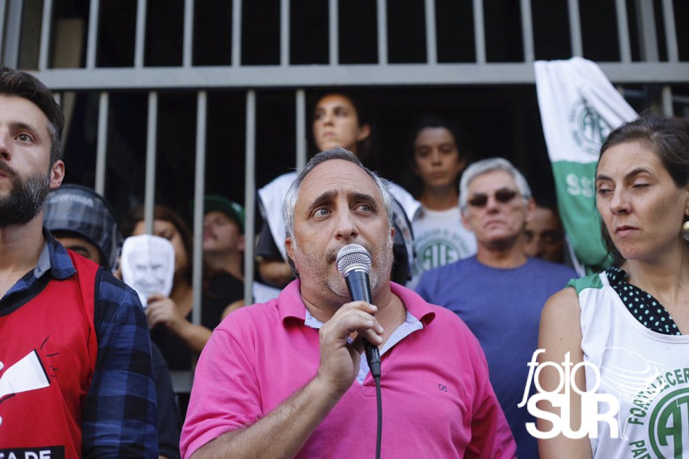 FotoSur_Agencia's tweet photo. #HOY La policía amenazó con desalojar una protesta pacífica en Hacienda  Nota completa: https://t.co/i4klyk0AaK https://t.co/0SpVplBMkU