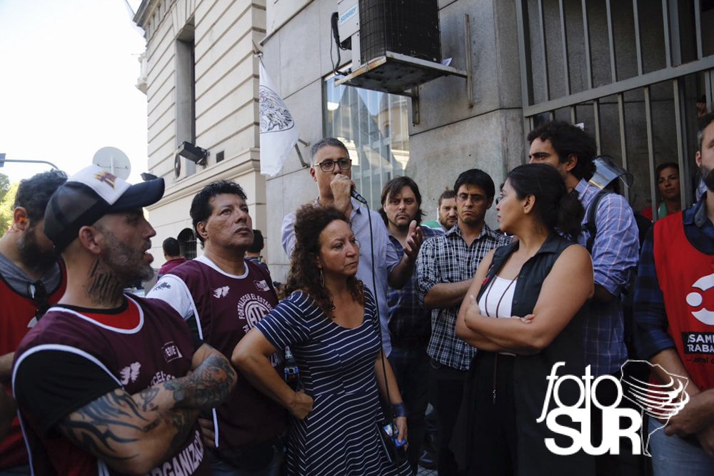 FotoSur_Agencia's tweet photo. #HOY La policía amenazó con desalojar una protesta pacífica en Hacienda  Nota completa: https://t.co/i4klyk0AaK https://t.co/0SpVplBMkU