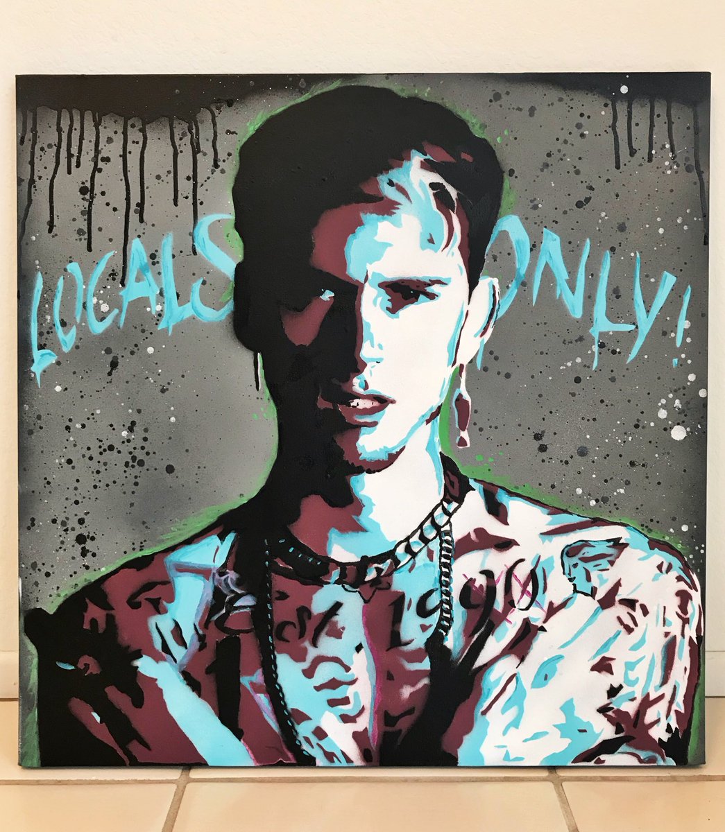 Jordanick's tweet photo. JUST finished this custom @machinegunkelly painting for one of our dopest most supportive fans ever @rleeanne_roXXy 🔥🔥 thank you &amp; I hope you love it!!! 🤘🏽 https://t.co/rmoksKYQha