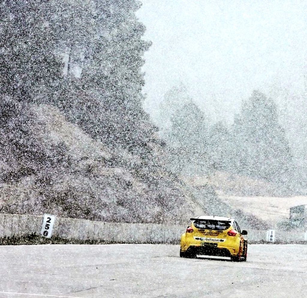 TomChilton_'s tweet image. Always having fun in the snow. 😜 #BTCC #wintertesting #spain #barcelona #GallagherRacing #shreddedwheatracing #motorbase