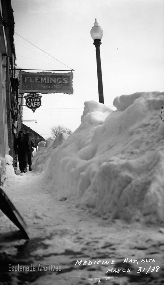 medicinehatcity's tweet photo. #triviatues: City #medhat winter storm of March 1938, 21.25" of snow (not a typo) fell in the #medhat area. CPR line from from Swift Current to Empress was blocked. Armies of men were clearing off rooftops & removing snow from downtown. Trucks relocated snow to the river. https://t.co/5mKd1K5zMb