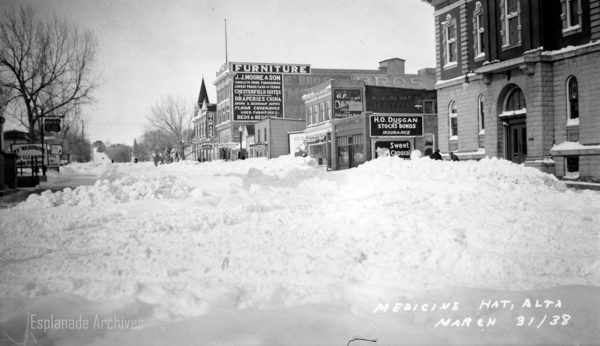 medicinehatcity's tweet photo. #triviatues: City #medhat winter storm of March 1938, 21.25" of snow (not a typo) fell in the #medhat area. CPR line from from Swift Current to Empress was blocked. Armies of men were clearing off rooftops & removing snow from downtown. Trucks relocated snow to the river. https://t.co/5mKd1K5zMb