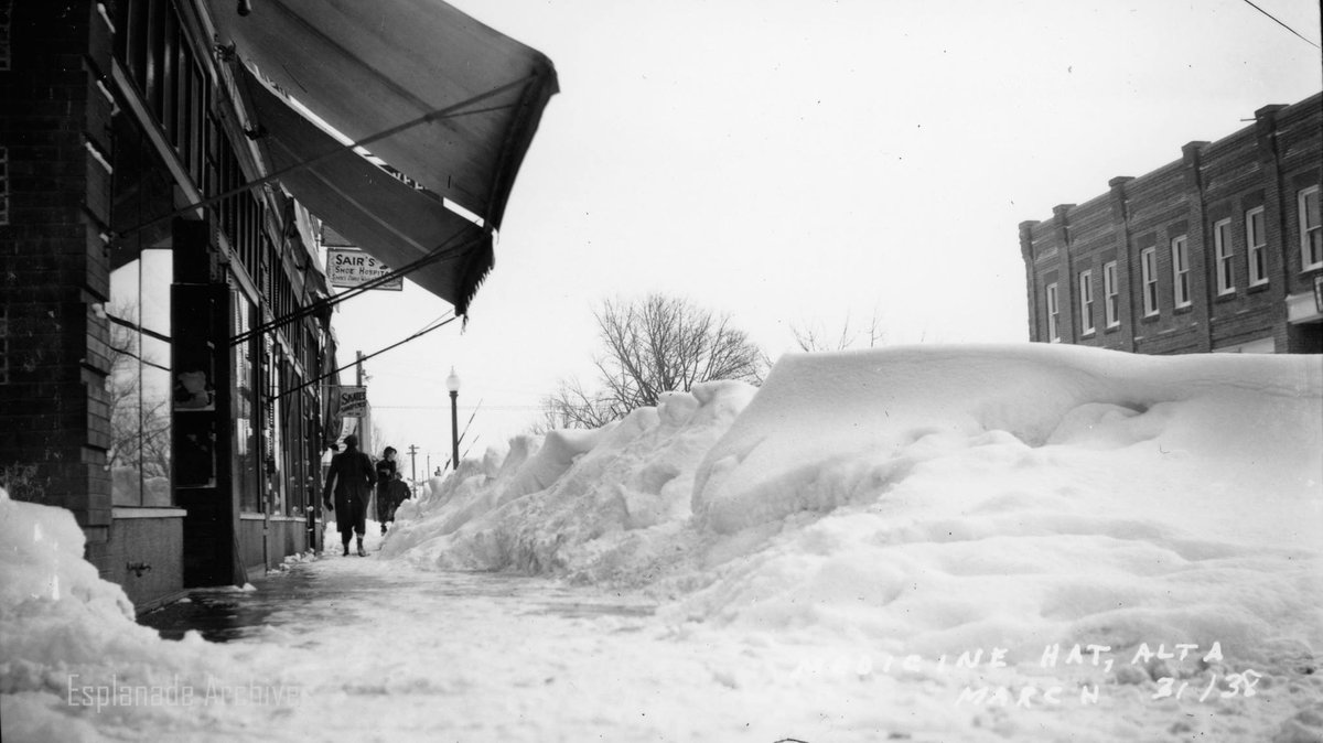 medicinehatcity's tweet photo. #triviatues: City #medhat winter storm of March 1938, 21.25" of snow (not a typo) fell in the #medhat area. CPR line from from Swift Current to Empress was blocked. Armies of men were clearing off rooftops & removing snow from downtown. Trucks relocated snow to the river. https://t.co/5mKd1K5zMb