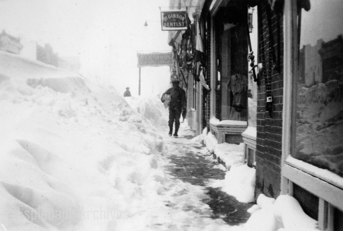 medicinehatcity's tweet photo. #triviatues: City #medhat winter storm of March 1938, 21.25" of snow (not a typo) fell in the #medhat area. CPR line from from Swift Current to Empress was blocked. Armies of men were clearing off rooftops & removing snow from downtown. Trucks relocated snow to the river. https://t.co/5mKd1K5zMb