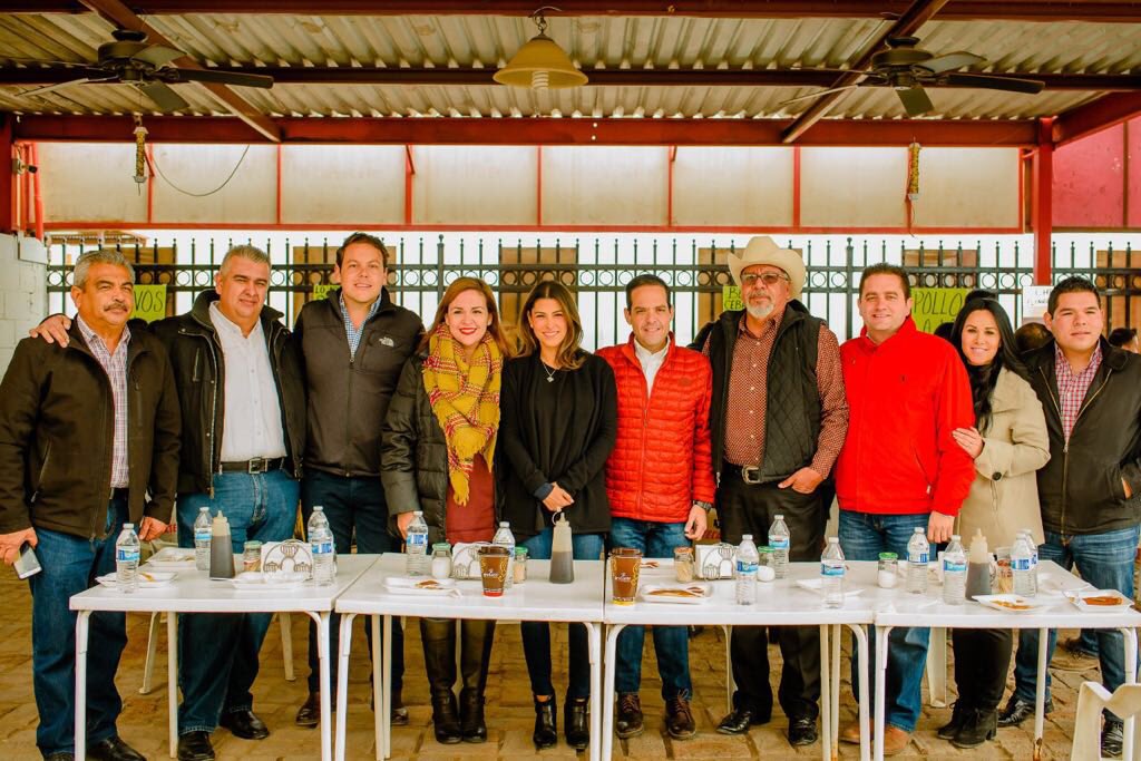 sylbeltrones's tweet photo. Reunión en unidad con mis compañeros de la fórmula por San Luis Río Colorado con líderes de los sectores y organizaciones del Comité Municipal del PRI. Además de un riquísimo desayuno en la taquería El Amigo Fidel, donde tuvimos la oportunidad de platicar e intercambiar ideas. https://t.co/ugrqS6DuZt
