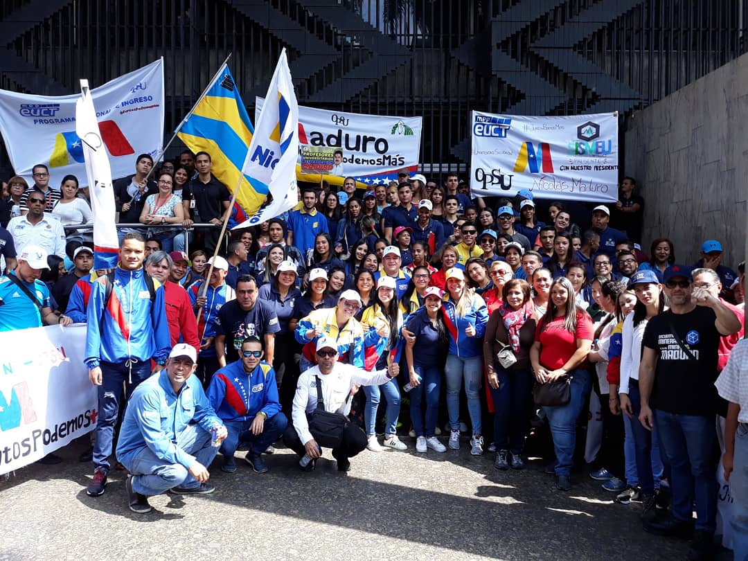 Francarmr's tweet photo. #27Feb desde la calle defendiendo la Paz, el Diálogo y a nuestro Pdte. @NicolasMaduro sigamos juntos #VamosNico #JuntosPodemosMás #JuntosTodoEsPosible @hugbelpsuv @TareckPSUV @PartidoPSUV https://t.co/Yit3UyYb4x