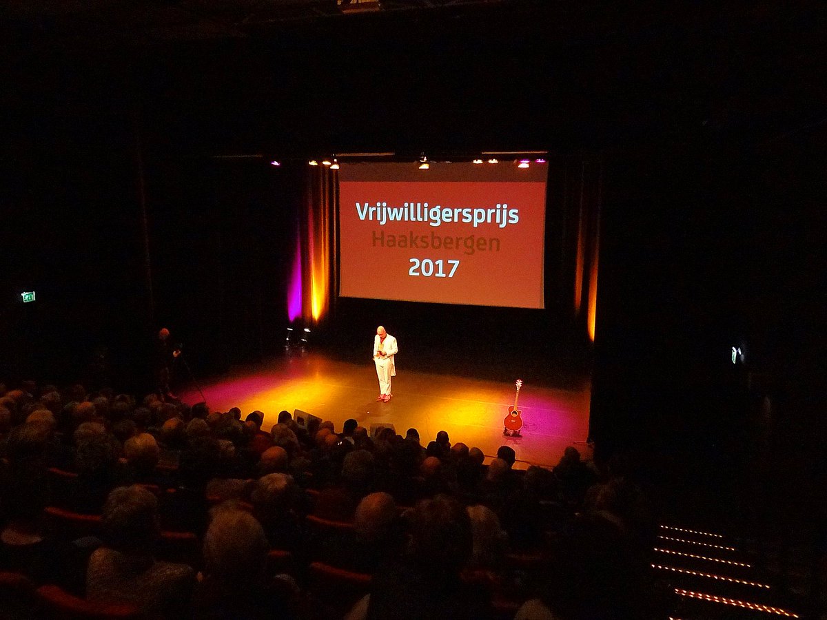 Vrolijketweet's tweet photo. Alle vrijwilligers van #Haaksbergen veel succes gewenst met de eerste marathon op natuurijs! #marathonopnatuurijs #vrijwilligers #cabaret #emon https://t.co/pJ2kXPOmD0
