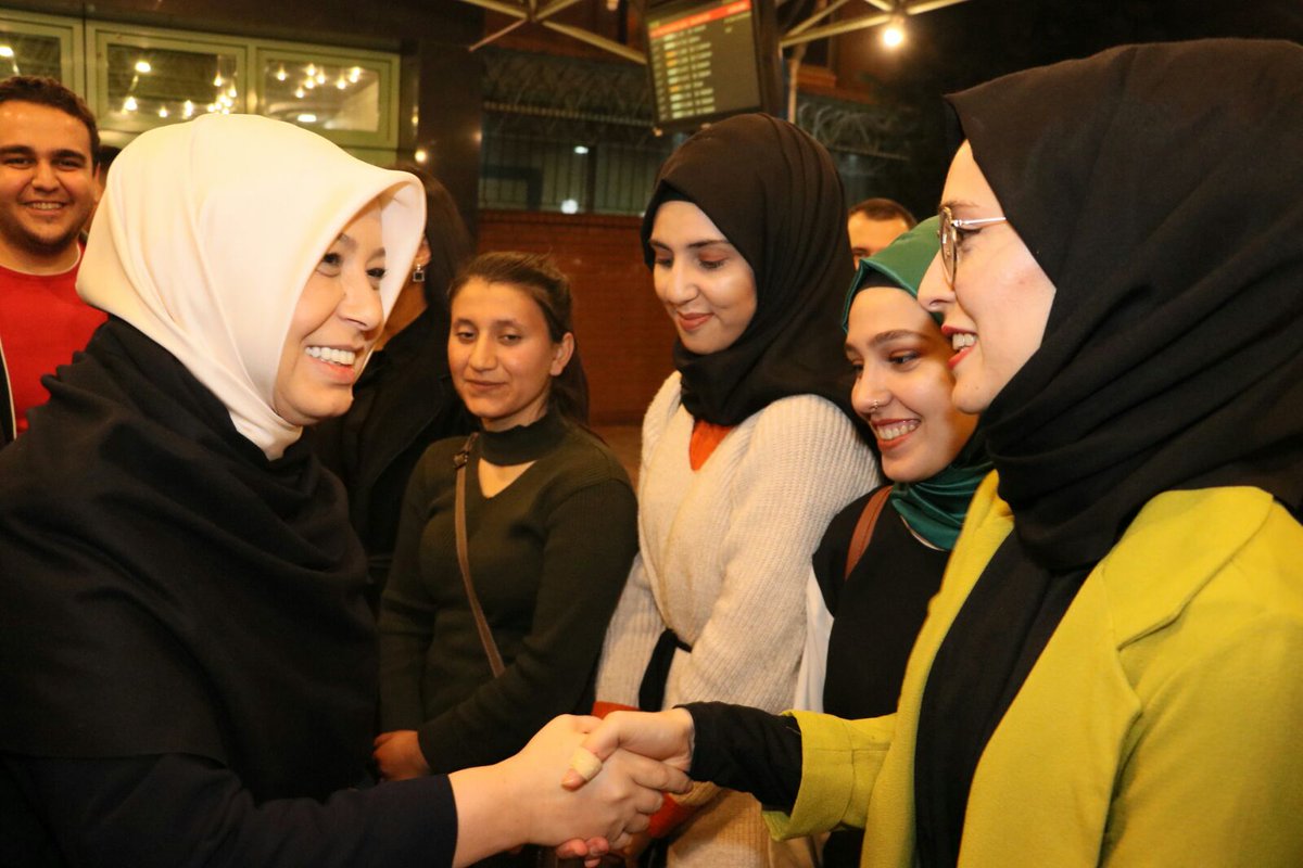 Kıymetli Genel Başkan Yardımcımız Sosyal Politikalar Başkanımız <a href="/oznurcalik/">Öznur Çalık</a> Başkanımızı Havaaliminında Karşıladık. <a href="/omerrcelik/">Ömer Çelik</a> <a href="/fdemetsari/">Fatma Güldemet Sarı</a> <a href="/mecertas/">Melih Ecertaş</a> <a href="/avfikretyeni/">Fikret Yeni 🇹🇷</a> <a href="/AhmetAkan01/">Ahmet AKAN</a> <a href="/avalperguler/">Av.Alper Güler</a> <a href="/yunusgulerrr/">Yunus Güler</a> <a href="/merve_aslaner/">Merve Aslaner</a> <a href="/AKPartiSPBGM/">AK Parti Sosyal Politikalar Başkanlığı 🇹🇷</a> @akgencsp <a href="/Akparti/">AK Parti</a>