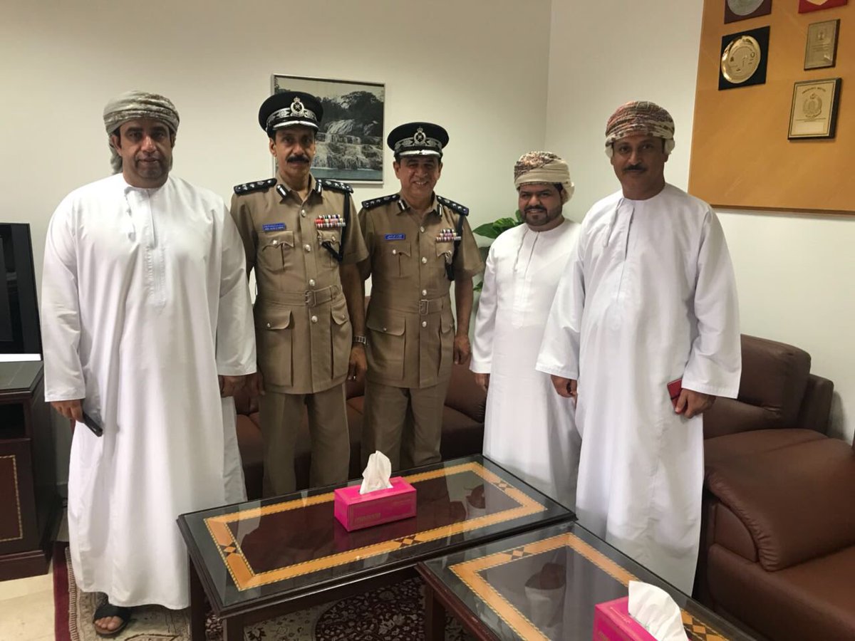 rse2018's tweet photo. العميد مدير عام الجوازات و العقيد مدير عام الجمارك اليوم فتحوا لنا قلوبهم قبل مكاتبهم فلهم و لشرطة عمان السلطانية جزيل الشكر و التقدير. كما اتفقنا على خطوات نأمل ان تساهم في حل التحديات التي يواجهها القطاع الخاص في مسندم و البريمي في القريب العاجل. https://t.co/czYCsBjCRL